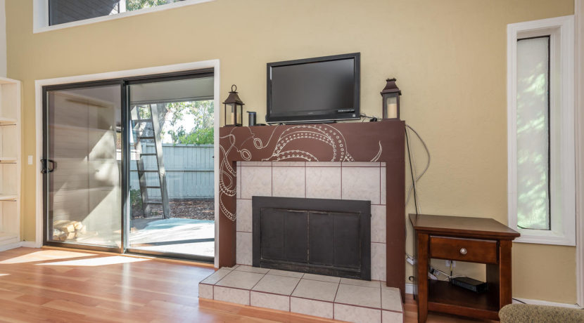 1410 Prefumo Canyon Rd San-large-005-1-Living Room-1498x1000-72dpi