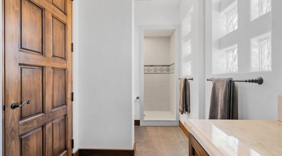 051-Upstairs Hallway Bath