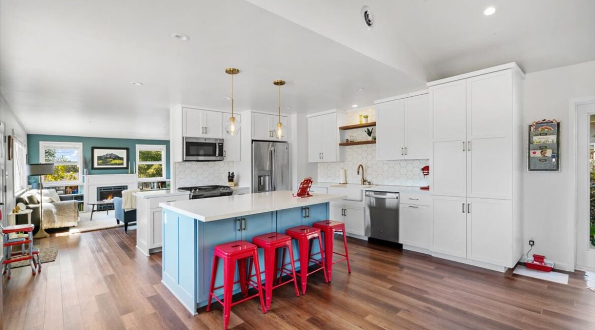 04-Kitchen and Living