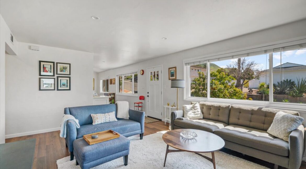 09-Living to Kitchen