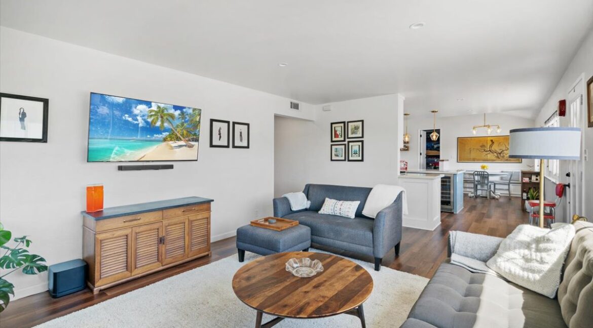 11-Living to Kitchen