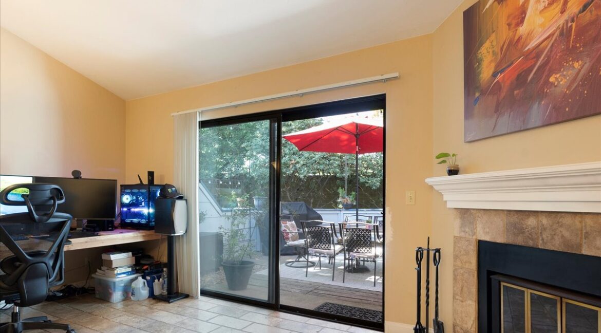 07-Living to Back Deck