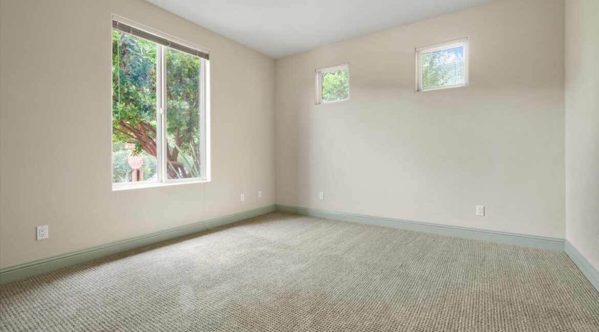 23-6470SpottedWoodLn_27