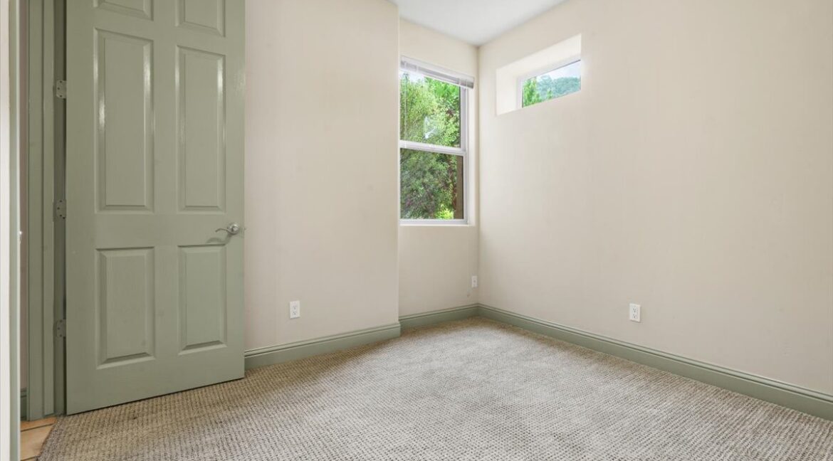 28-6470SpottedWoodLn_32