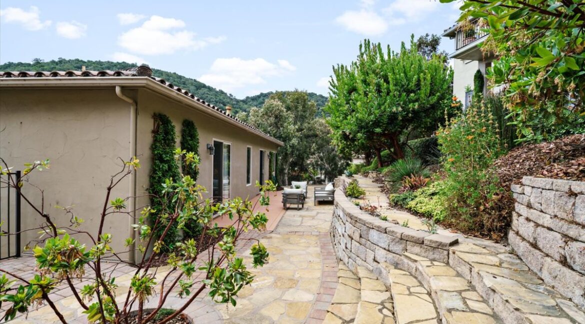 36-6470SpottedWoodLn_40