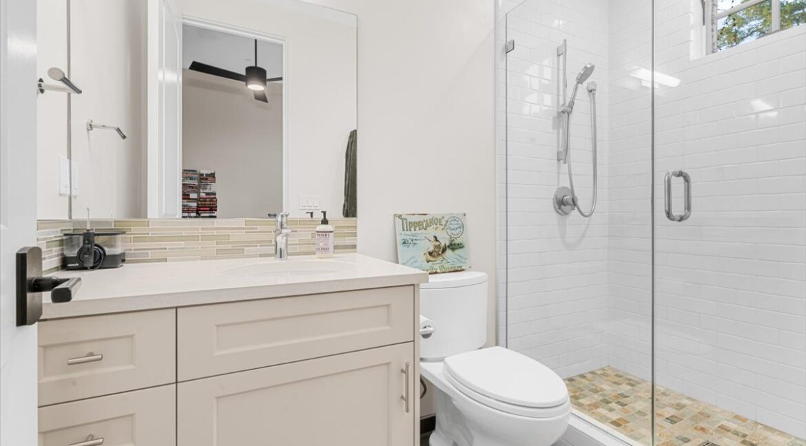 023-Main Level En Suite Bath